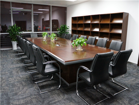 辦公室家具會議桌的材料用實木、鋼制還是亞尅力？